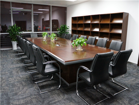 辦公室家具會議桌的材料用實木、鋼制還是亞尅力？